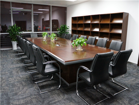 辦公室家具會議桌的材料用實木、鋼制還是亞尅力？